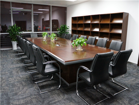 辦公室家具會議桌的材料用實木、鋼制還是亞尅力？